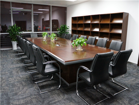 辦公室家具會議桌的材料用實木、鋼制還是亞尅力？